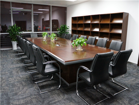 辦公室家具會議桌的材料用實木、鋼制還是亞尅力？